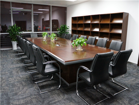 辦公室家具會議桌的材料用實木、鋼制還是亞尅力？